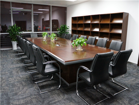 辦公室家具會議桌的材料用實木、鋼制還是亞尅力？